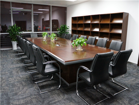 辦公室家具會議桌的材料用實木、鋼制還是亞尅力？